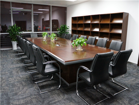 辦公室家具會議桌的材料用實木、鋼制還是亞尅力？